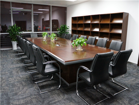 辦公室家具會議桌的材料用實木、鋼制還是亞尅力？